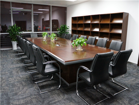 辦公室家具會議桌的材料用實木、鋼制還是亞尅力？